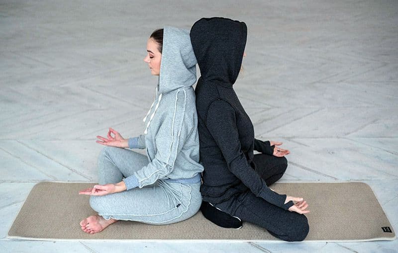 Две девушки медитируют в одежде Ojas Aura (Yogin)
