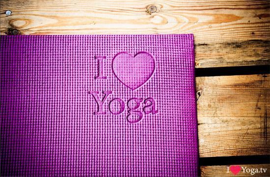 //cdn.optipic.io/site-104779/news/vash_logotip_na_kovrike_dlya_yogi/I_love_yoga_logo_enl.jpg