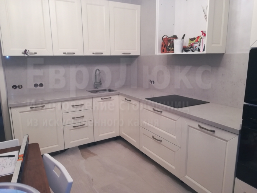 Столешница угловая для кухни из кварцевого агломерата Caesarstone 5000 London Grey