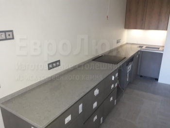 Столешница угловая для кухни из кварцевого агломерата Caesarstone 5133 Symphony Grey