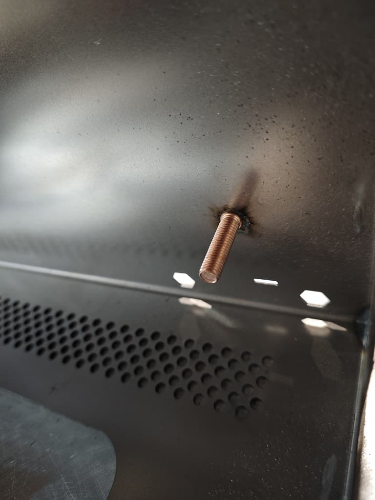 Шпилька, приваренная способом конденсаторной сварки