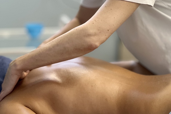 Классический шведский массаж тела и омолаживающее обертывание