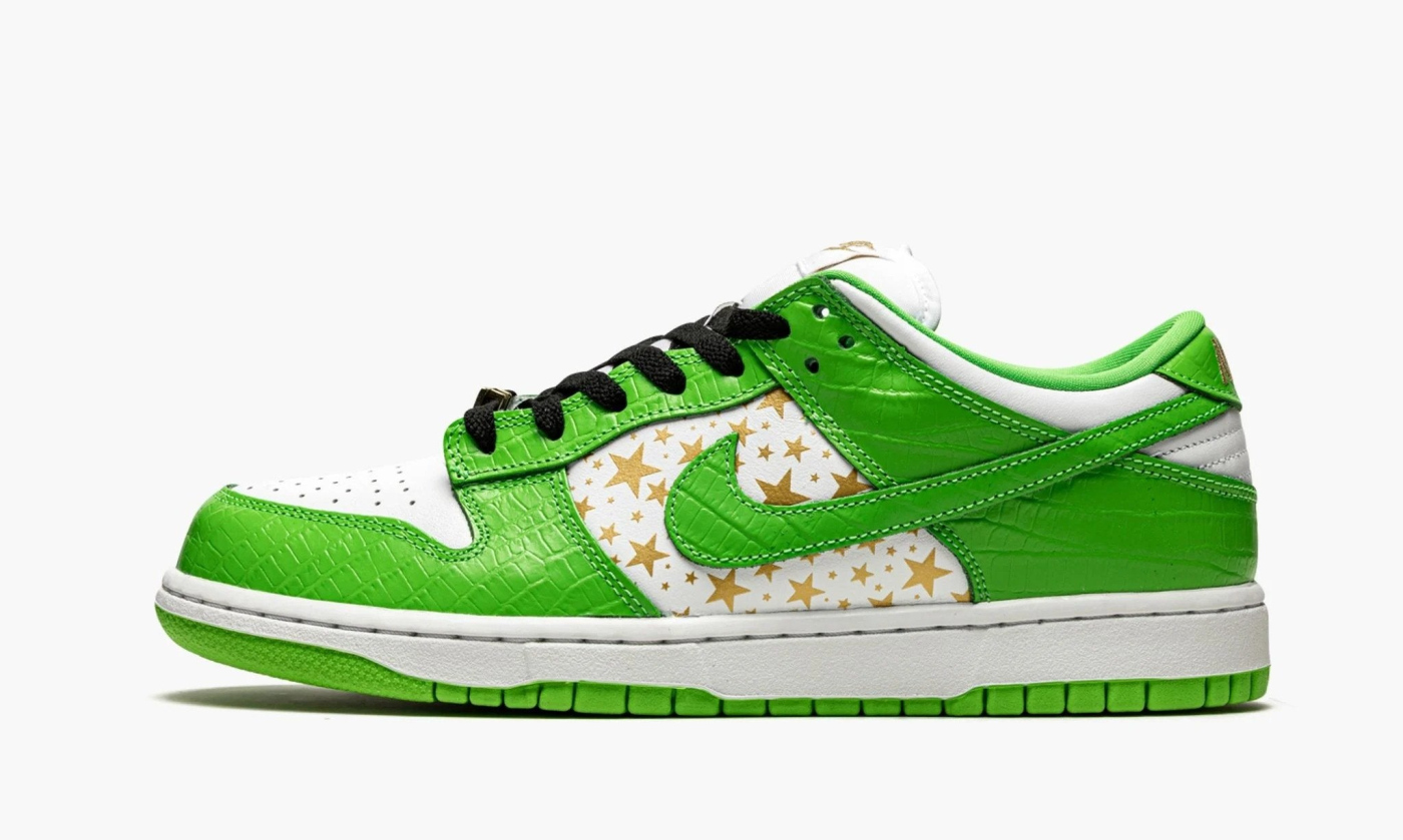 Nike dunks with shop stars on them