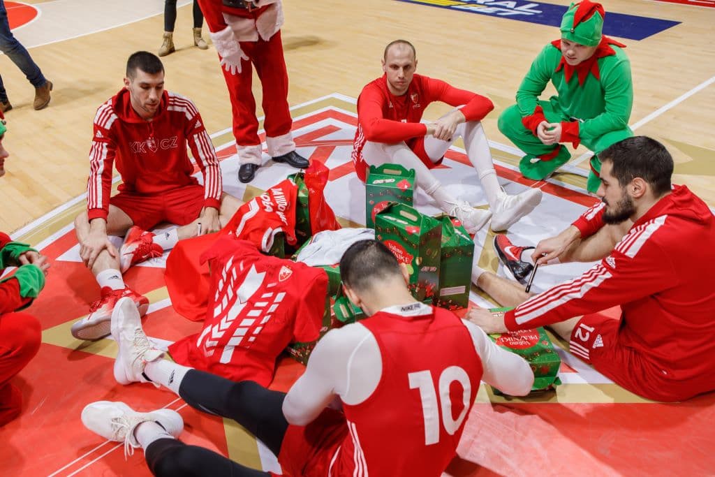 KK Crvena Zvezda u Mercator S novogodisnjem karavanu