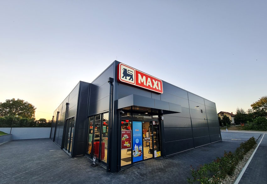 MAXI supermarket