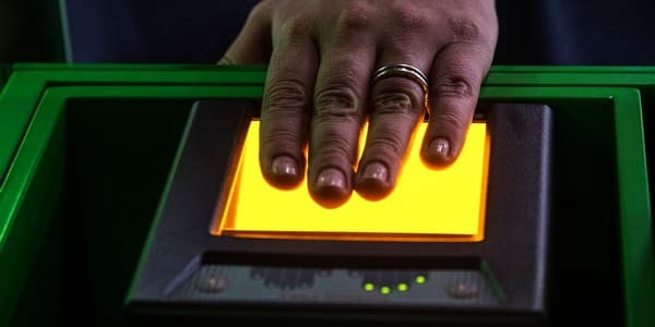Сенаторы предлагают регистрацию биометрических данных через гаджеты