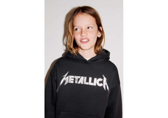 Zara Толстовка с длинным рукавом и карманом спереди с надписью metallica © на передней стороне, Цвет: Черный, Размер: 6-7 лет (120 см)