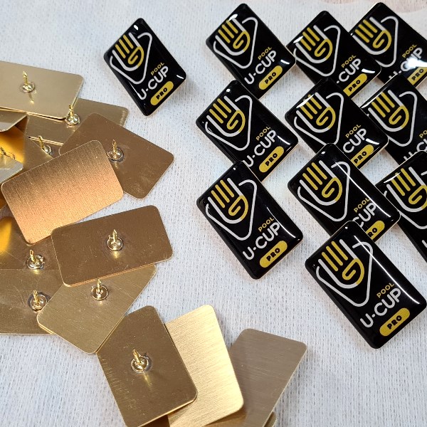 Полимерные значки на металлической основе