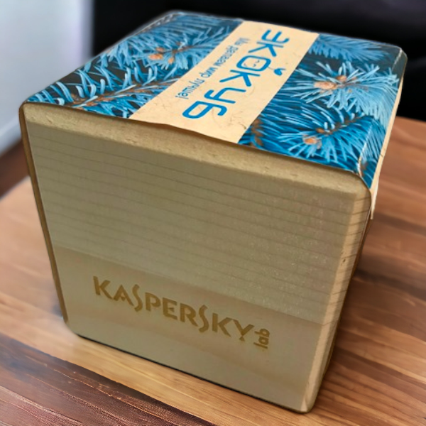 Нанесение гравировки на деревянный экокуб