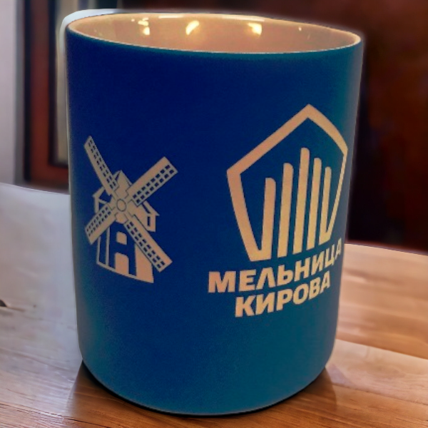 Круговая лазерная гравировка кружки с покрытием софт тач