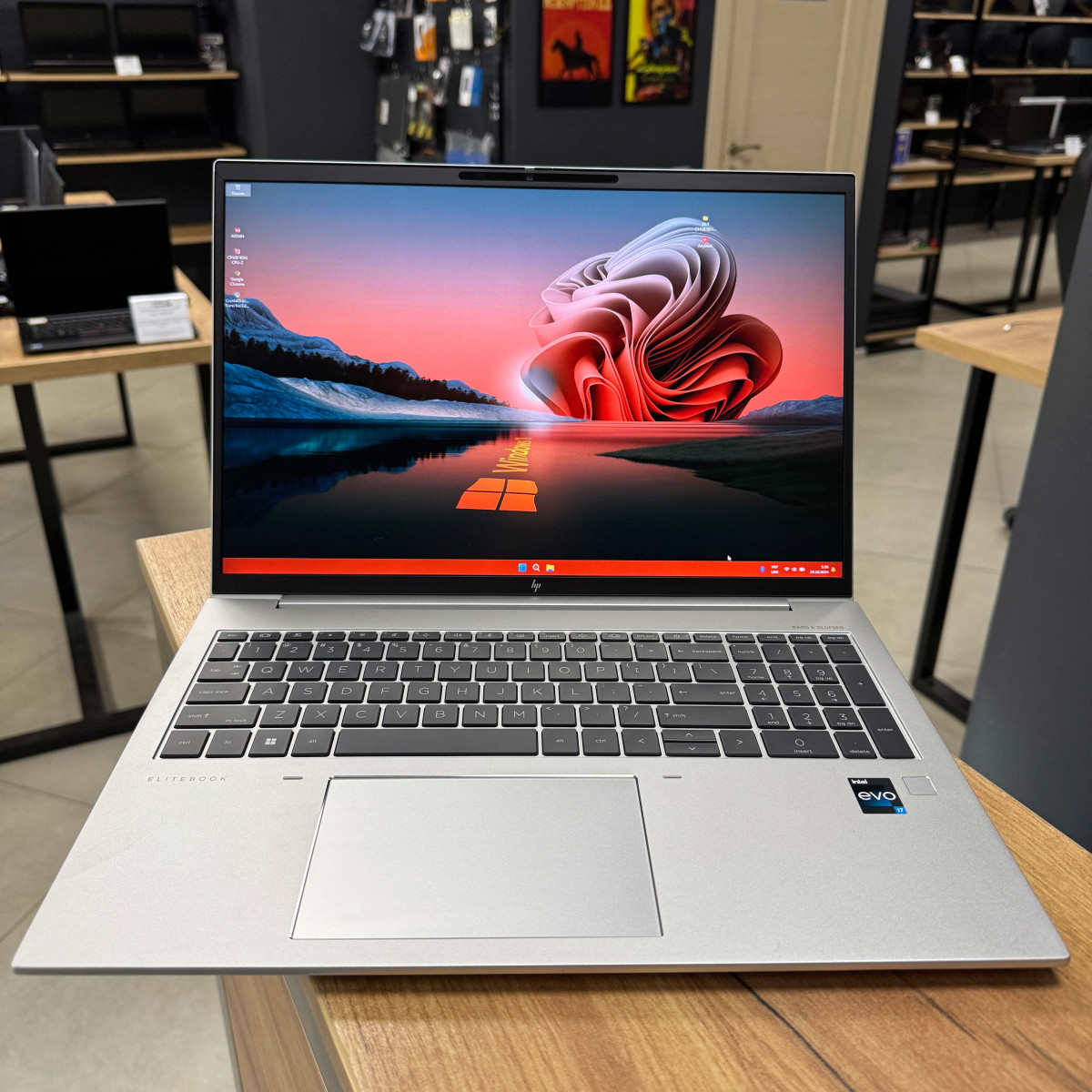 Ультрабук HP EliteBook 860 G9/16" FullHD, IPS/ Intel Core i7 1255U (10 ...