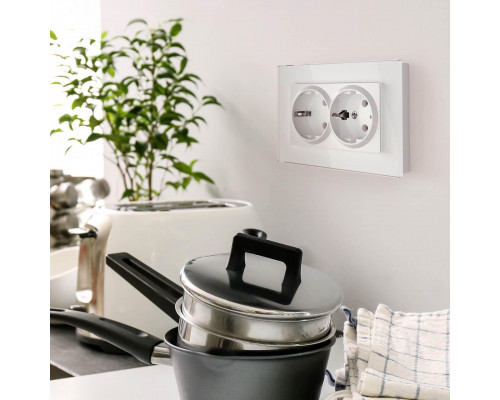 Дополнительное фото Рамка для двойной розетки Werkel Favorit белый W0081101 4690389160219: Купить в Интернет магазин освещения GCSVET.RU