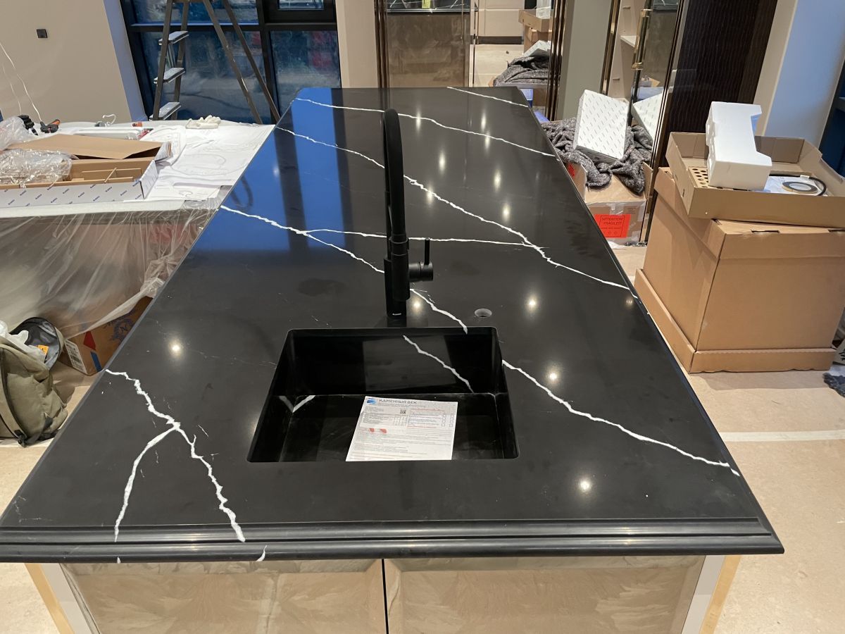 Столешница под черный мрамор Vicostone Nero Marquina BQ-8740