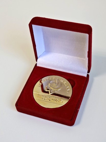 //cdn.optipic.io/site-106001/news/premialnoe_kachestvo_otmecheno_vysshey_nagradoy_kompaniya_premium_poluchila_zolotuyu_medal_vystavki_/медаль2.jpg //cdn.optipic.io/site-106001/news/premialnoe_kachestvo_otmecheno_vysshey_nagradoy_kompaniya_premium_poluchila_zolotuyu_medal_vystavki_/медаль2.jpg