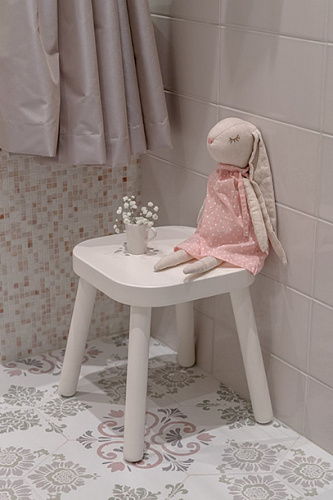 Керамическая плитка для ванной в розовато-бежевых тонах