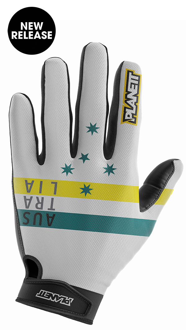 AUST Glove White