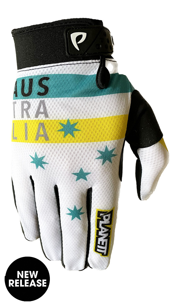 AUST Glove White