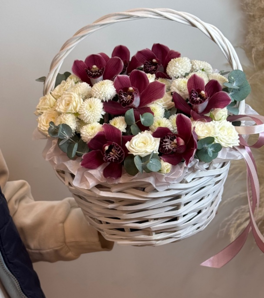 Корзина из орхидей и роз