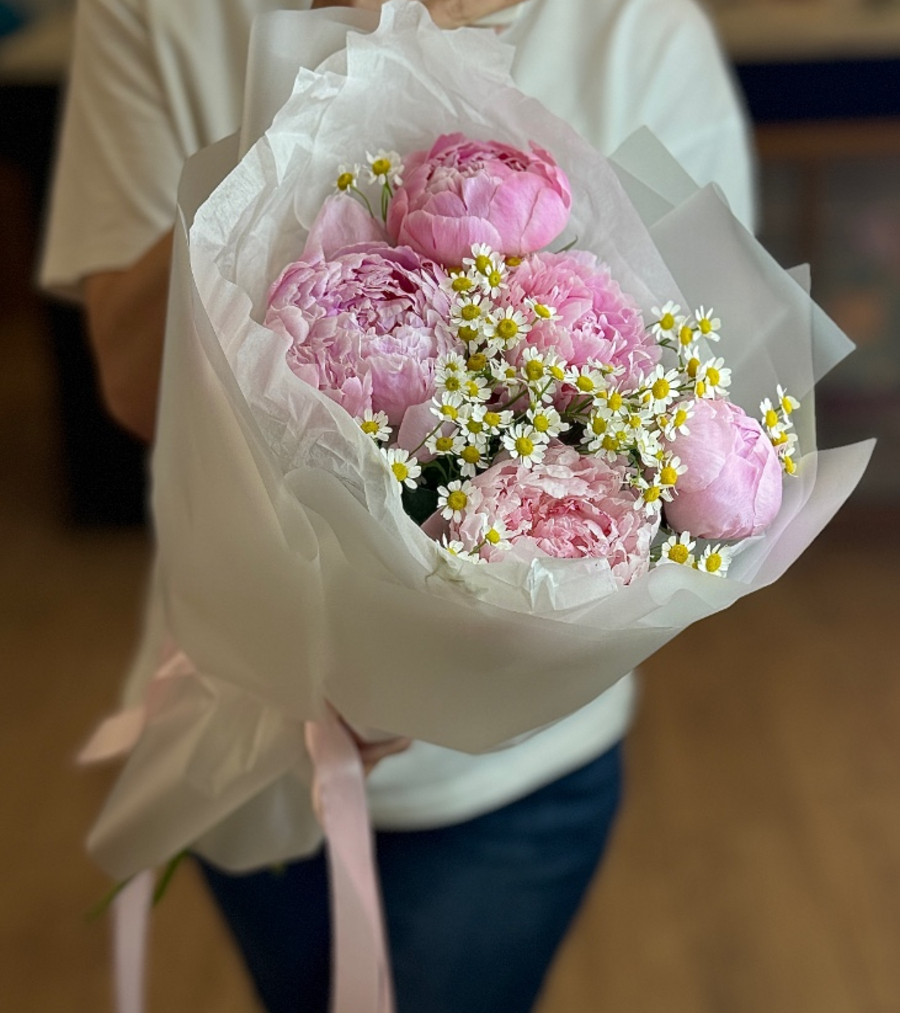 Букет из пионов и ромашек