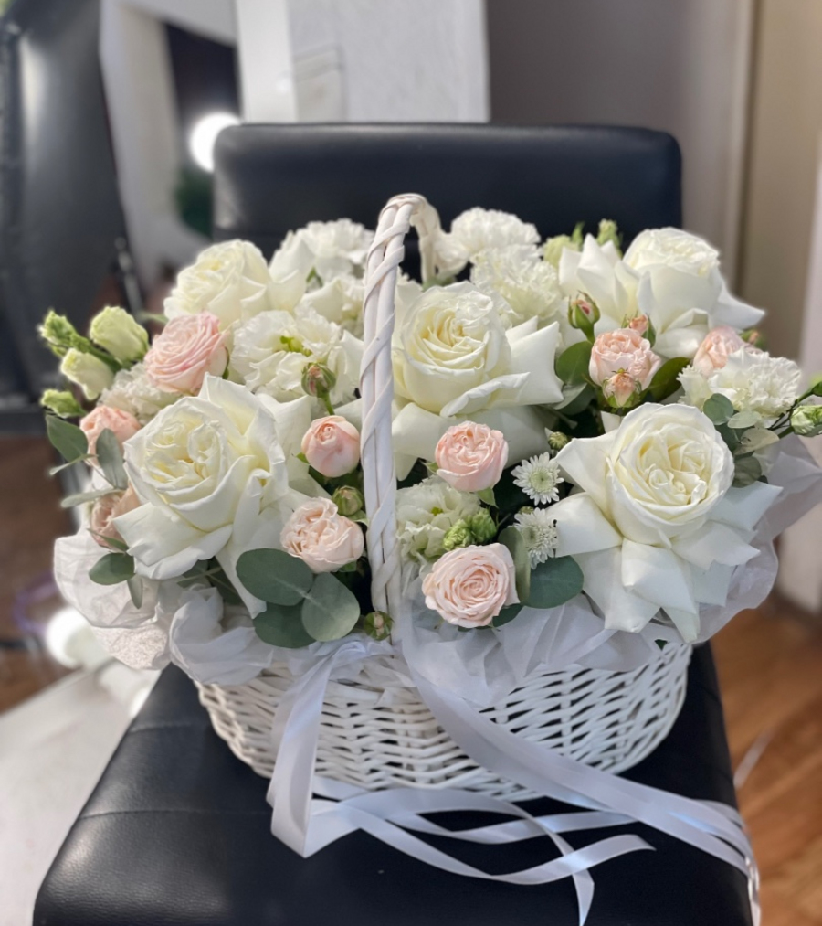 Корзина с белыми пионовидными розами