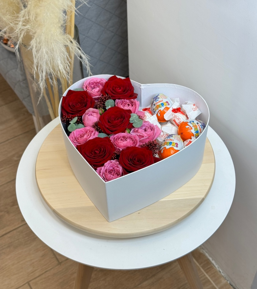 Коробка сердце с киндерами и конфетами