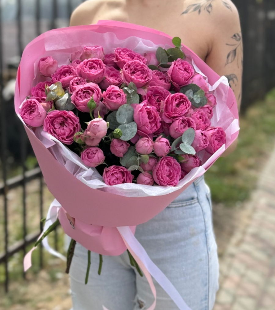 Букет пионовидных кустовых роз