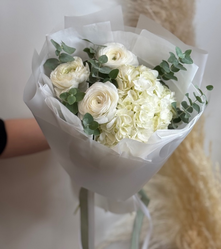 Ранункулусы и гортензия