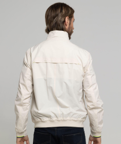 chaqueta tipo cortaviento beige de la marca Coronel Tapioca