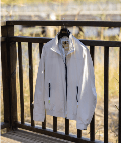 chaqueta tipo cortaviento beige de la marca Coronel Tapioca