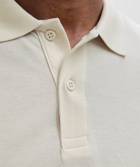 Polo beige ligero y fresco con mezcla de algodón y poliéster
