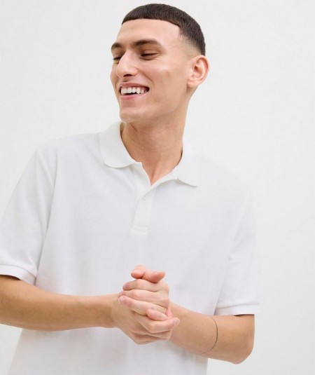 Polo color blanco  liso de manga corta para hombre con corte regular