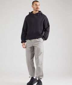 Pantalón tapered para hombre con cintura elástica y tobillos ajustados para mayor comodidad.