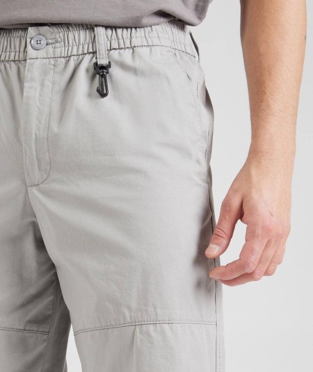 Pantalón tapered para hombre con cintura elástica y tobillos ajustados para mayor comodidad.