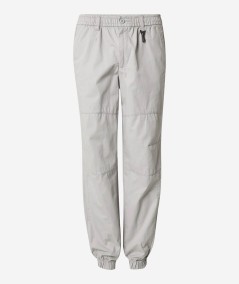 Pantalón casual para hombre con ajuste tapered y cierre de cremallera.