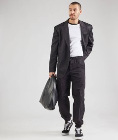 Pantalón de hombre con bolsillos laterales y traseros, perfecto para el día a día.