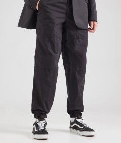 Pantalón tapered con tejido de algodón resistente y costuras tono sobre tono.
