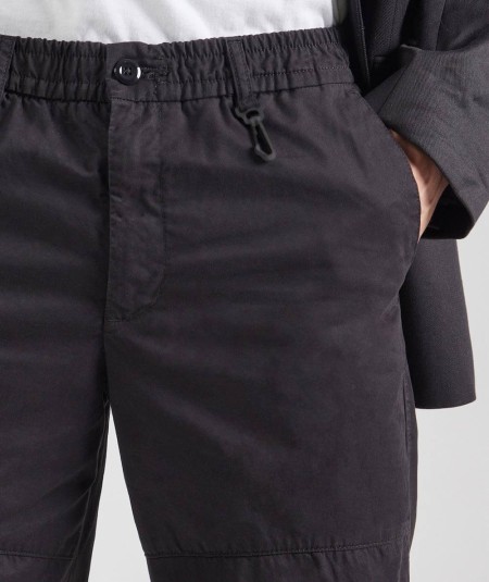 Pantalón de hombre con bolsillos laterales y traseros, perfecto para el día a día.