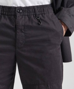 Pantalón de tobillos ajustados con diseño cómodo y favorecedor para cualquier ocasión.