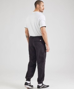 Pantalón semi-formal de algodón con corte tapered y tacto suave.
