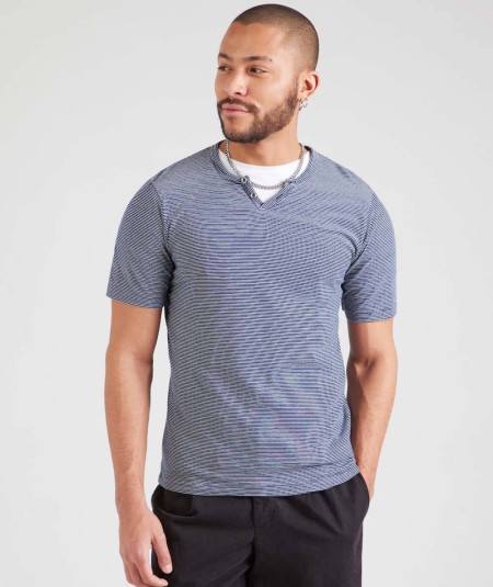 Camiseta Jack & Jones de manga corta, ideal para un look casual y versátil.