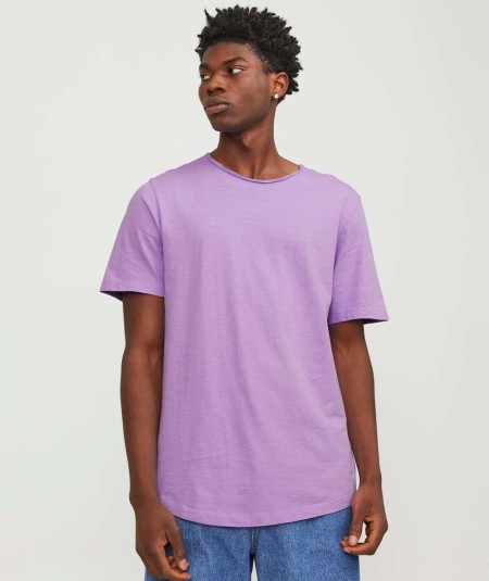 Camiseta básica para hombre en tono morado, ideal para un look casual, confeccionada en algodón sostenible