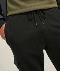Chándal estilo cargo con diseño moderno y urbano.