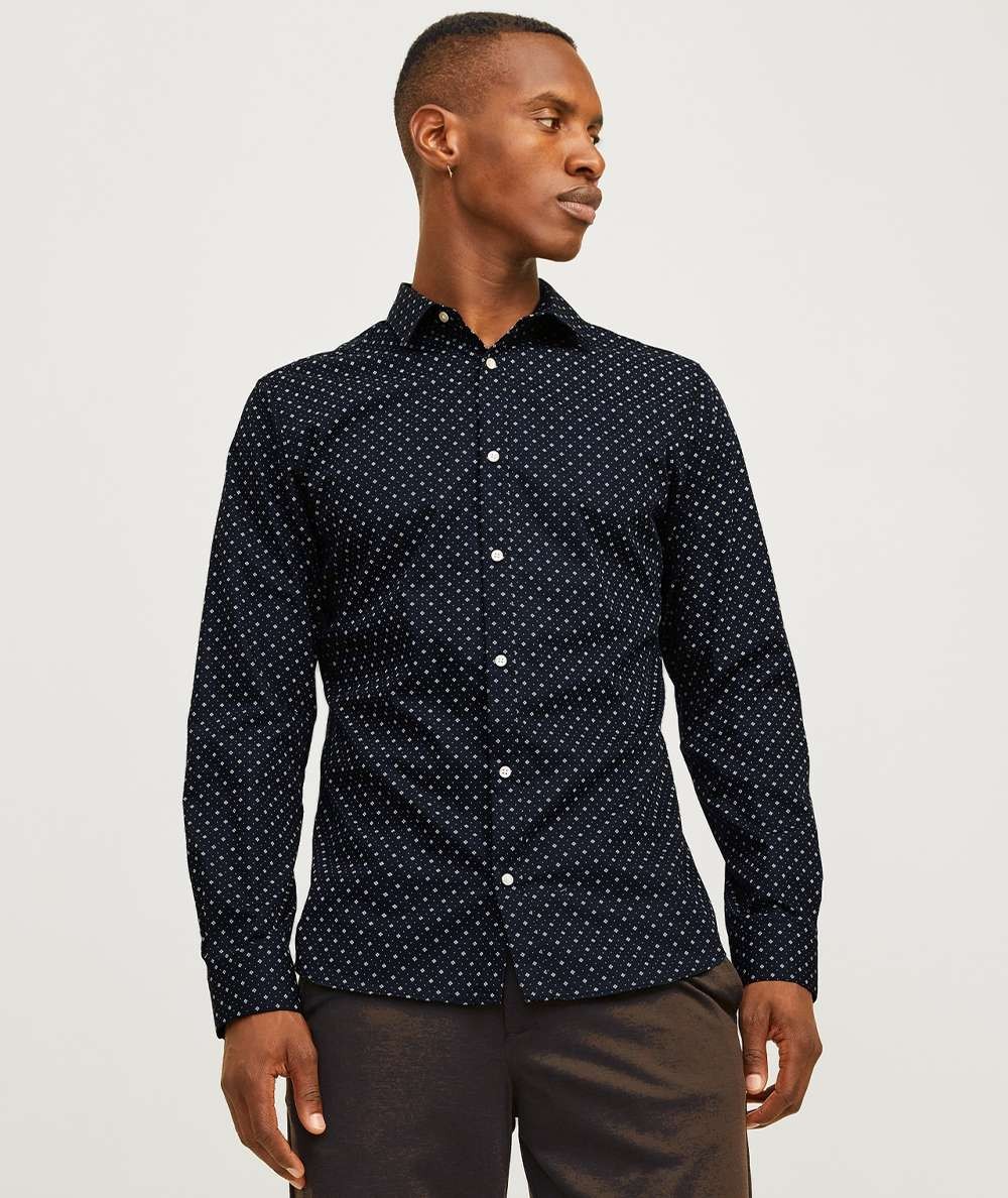 Camisa de corte slim negra Jack & Jones, perfecta para ocasiones formales y reuniones de trabajo, confeccionada en popelina de 