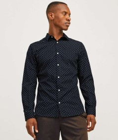 Camisa de corte slim negra Jack & Jones, perfecta para ocasiones formales y reuniones de trabajo, confeccionada en popelina de 