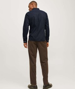 Camisa formal negra Jack & Jones con corte slim, manga larga y cuello clásico, ideal para combinar con trajes o chaquetas