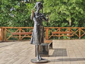 AUGUSTÓW - Rzeźba i grająca ławka Marii Koterbskiej