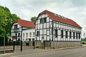 Szachulcowy budynek muzeum