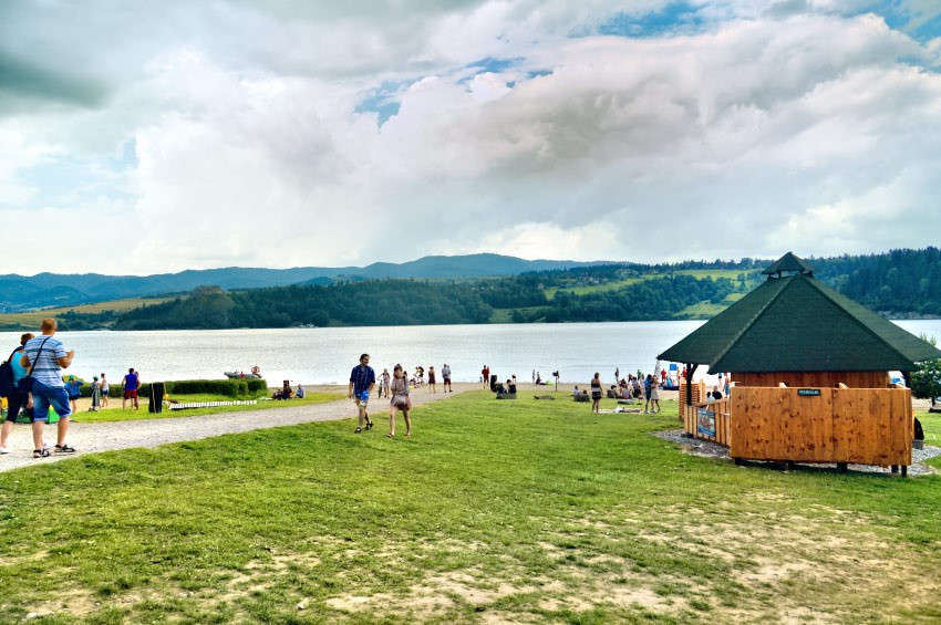 Opustoszała plaża po przejściu burzy