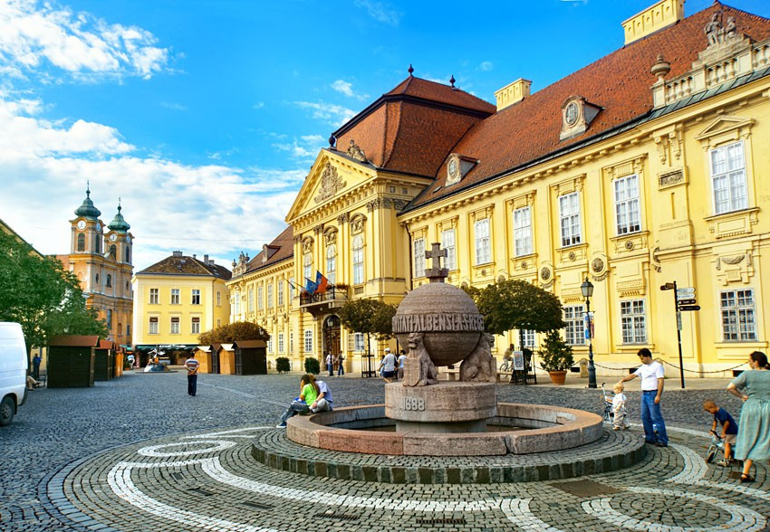 Główny plac starówki przed pałacem biskupim