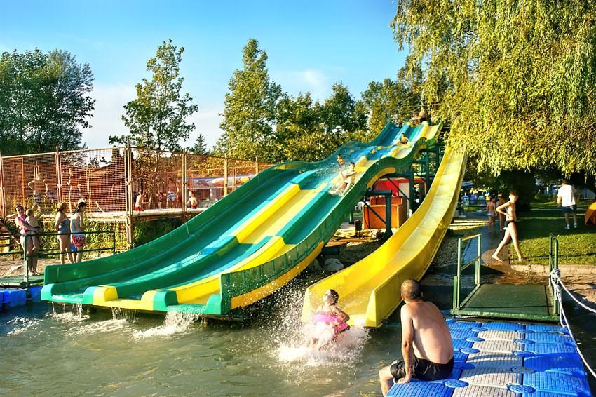 Zjeżdżalnie i trampoliny